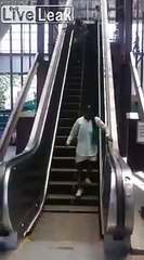 Quand des indiens prennent pour la première fois un escalator...