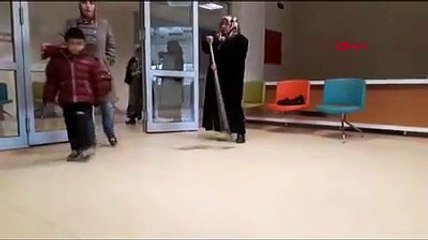 Muayene için geldiği hastanede temizlik yapmaya başladı