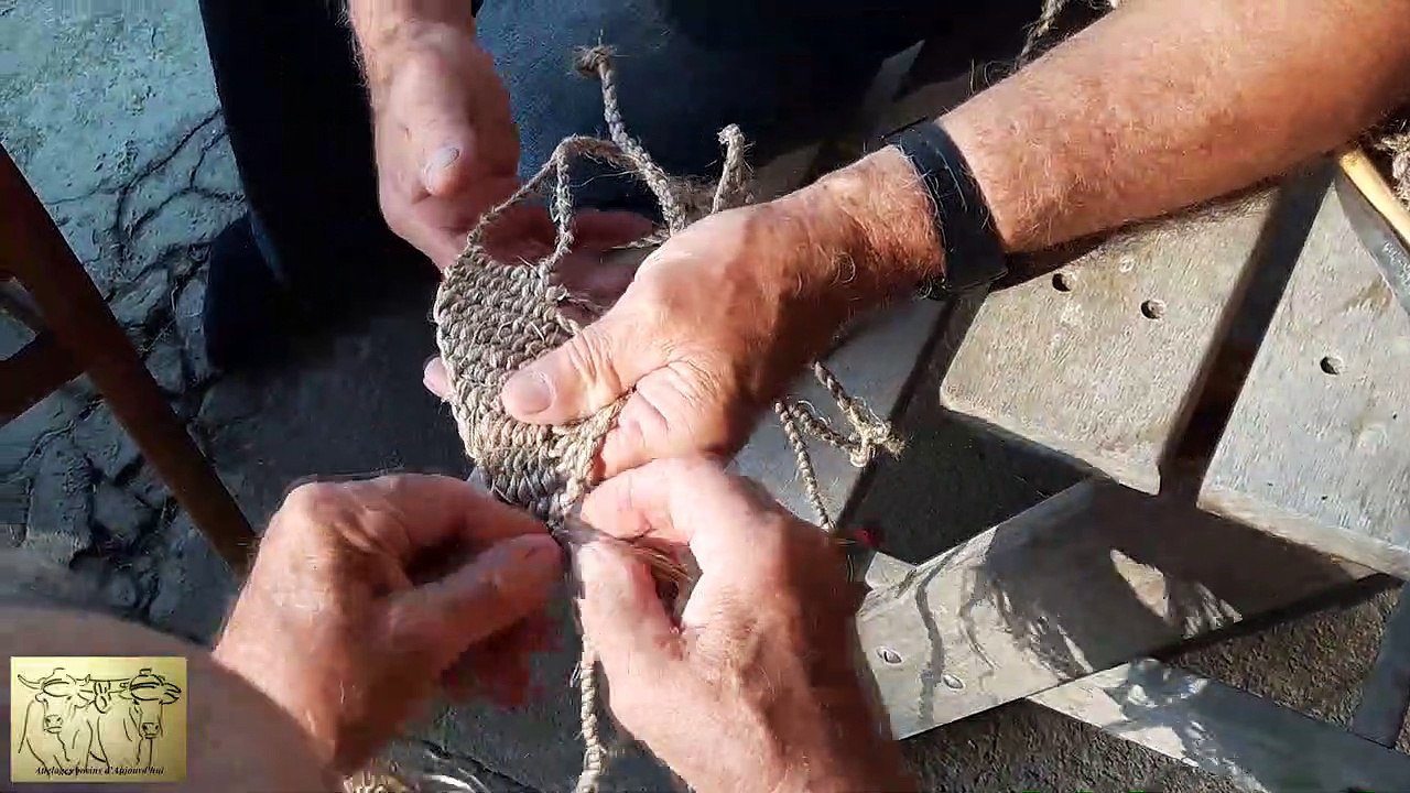 Fabrication de "Frindes", filets vire-mouches destinés aux boeufs et vaches d'attelage, partie 2