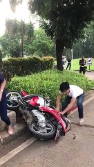 GALAU!!!! ABG MILENIAL NGAMUK RUSAK MOTOR DITILANG POLISI
