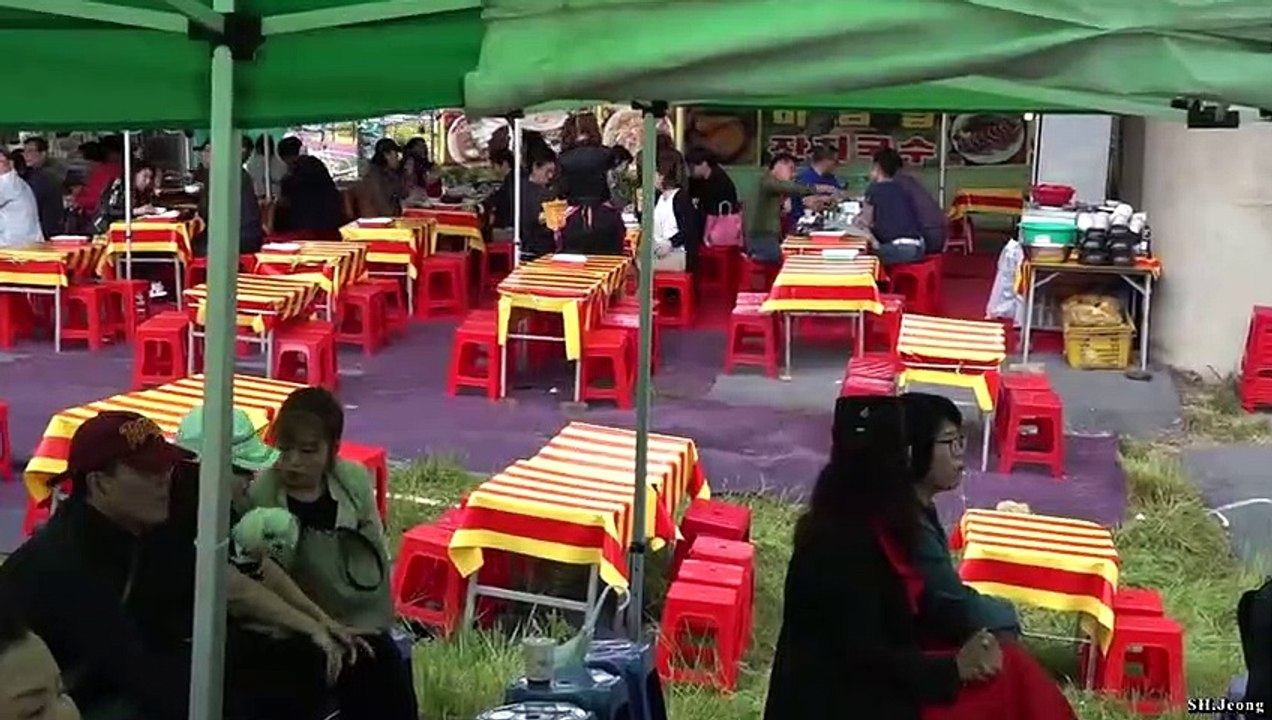 *보배*품바- 안산 국제거리극축제, 확실한 엿쟁이로 변신한 보배 (바구니를 뒤집어 쓰는 이유는 한바구니를 다팔았다는 뜻)_.5.6