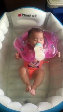 Bébé le plus posé au monde : il flotte dans le bain, avec un biberon, en dormant !