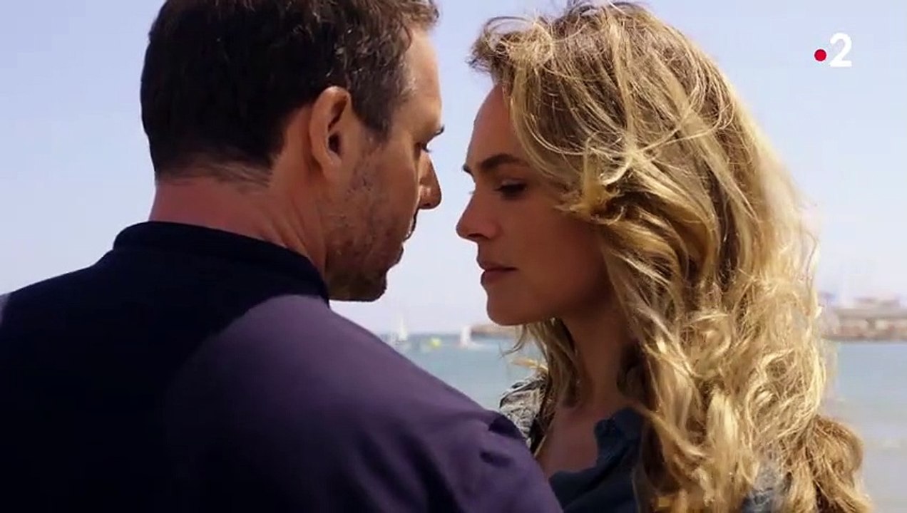 Claire et Julien se rapprochent dangereusement.... (Ep13)