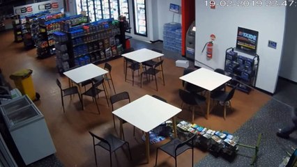Hilarious video shows ATM thieves failing