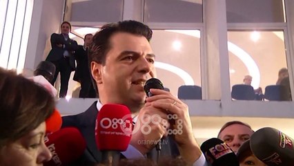 Ora News - Deputetët firmosin lënien e mandateve, Basha: Iu bindëm urdhrit të sovranit