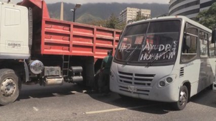 Transportistas se movilizan en Caracas para pedir el ingreso de la ayuda humanitaria