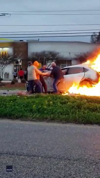 Héros du jour, ils réussissent à sortir une femme d'une voiture en feu à Garyville, Louisiane