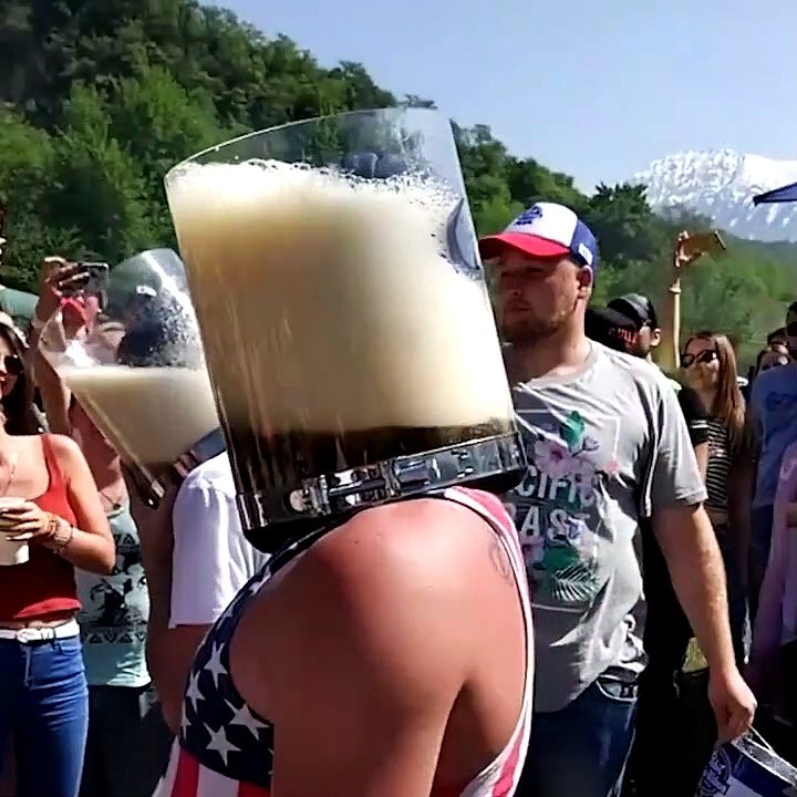 Un concours de buveur de bière façon aquarium... plutot risqué!