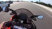 Une BMW et une moto font la course sur une autoroute - Instant Karma