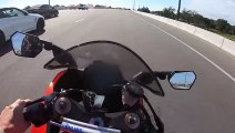 Une BMW et une moto font la course sur une autoroute - Instant Karma
