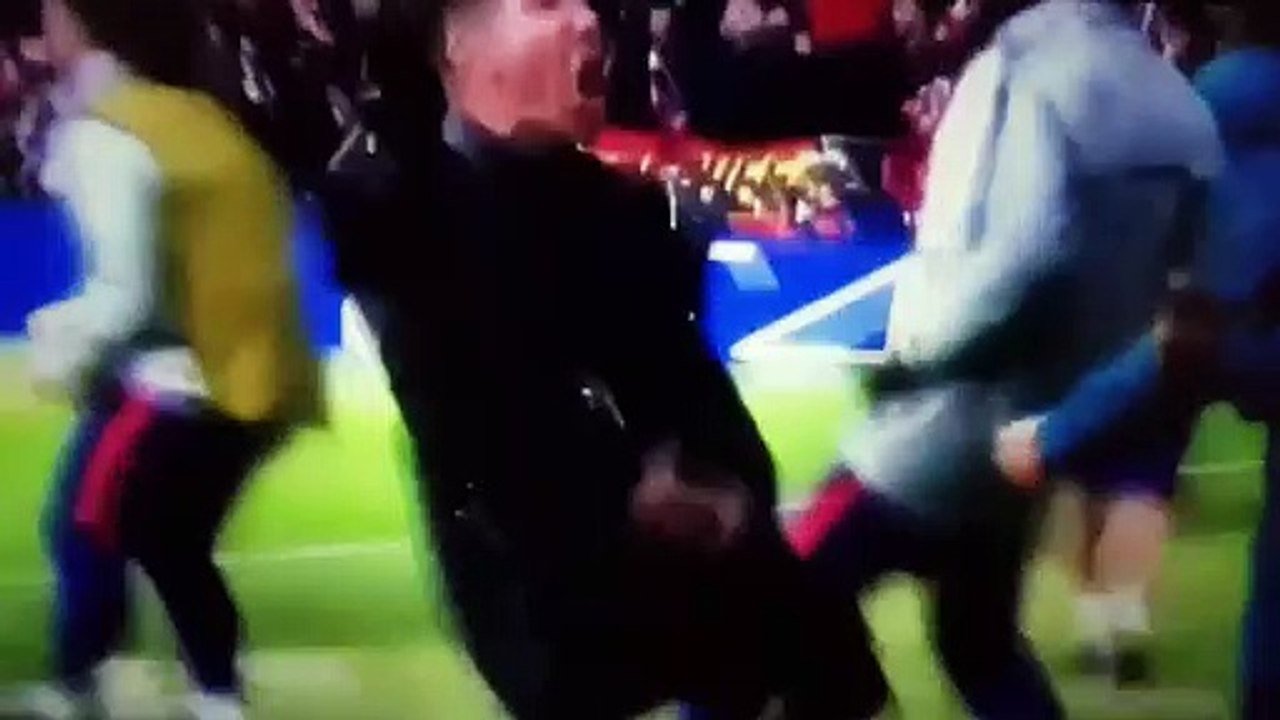 Il gestaccio di Simeone ai tifosi della Juventus dopo il primo gol