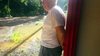 Indignado morador faz reclamação de vazamento de esgoto