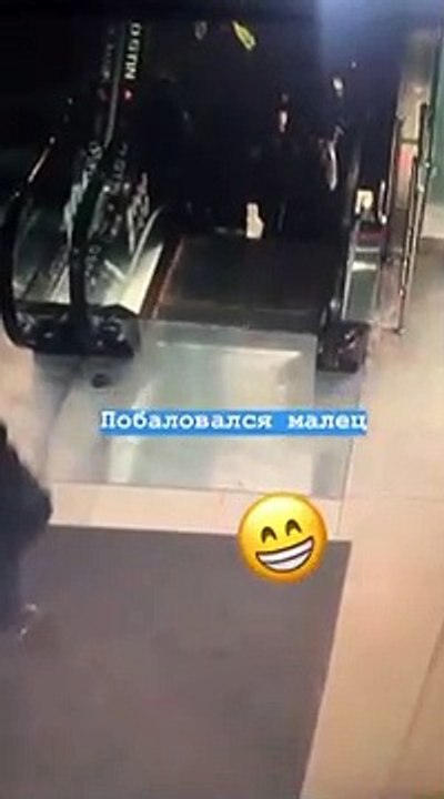 Lacets de baskets dans un escalator