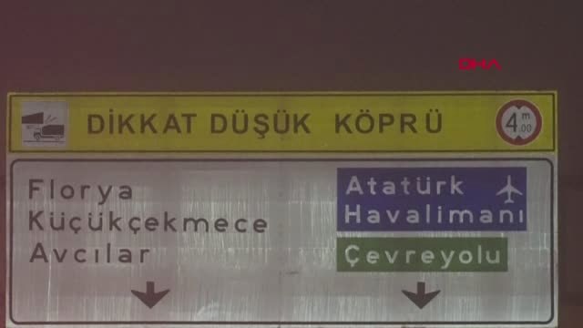 İstanbul-Bakırköy'de Tır Üst Geçide Çarptı, Konteyner Yola Devrildi