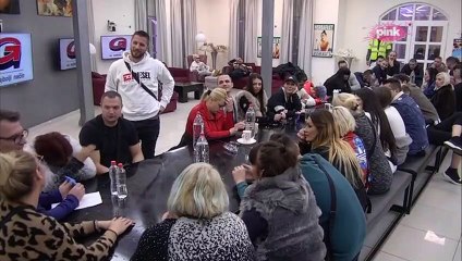 Luna Zašto ona iznosi stolicu stalno iz Tus Kabine a ne Marko