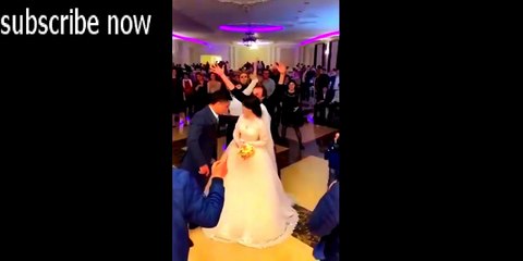 كادت إحدهما أن تقتل الأخرى.. عراك بين فتاتين على باقة زهور العروس