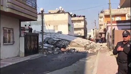 Mersin'de 5 katlı bina çöktü (1)