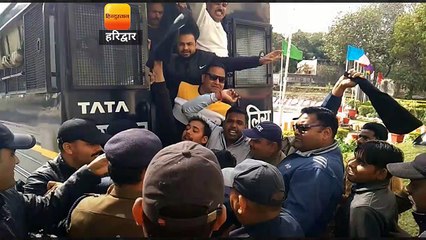नितिन गडकरी के पहुंचने से पहले ही काले झंडे लेकर पहुंचे कांग्रेसी कार्यकर्ताओं को पुलिस ने गिरफ्तार