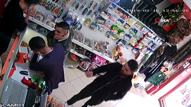 Güvenlik kamerasını göre göre silahı böyle çaldı