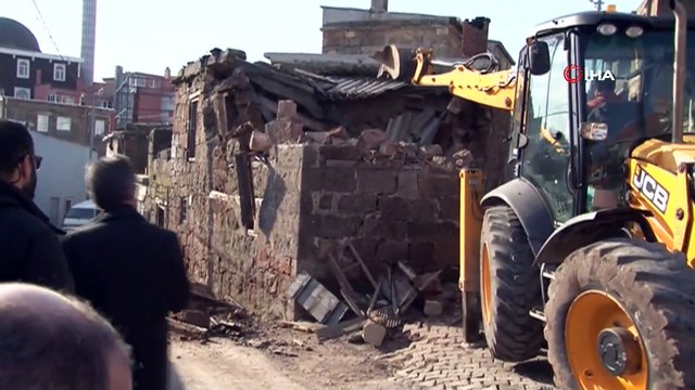 Ayvacık'taki depremde hasar gören binaların yıkımına başlandı