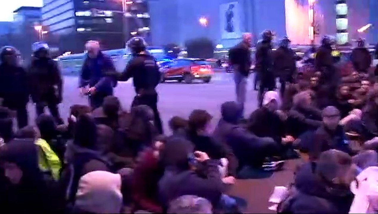 Los Mossos desalojan a los manifestantes que co...
