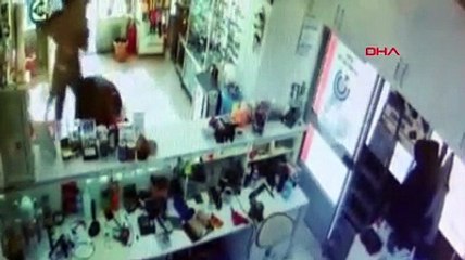 Selamına karşılık vermeyen gençleri uyaran yaşlı adam tokat yedi