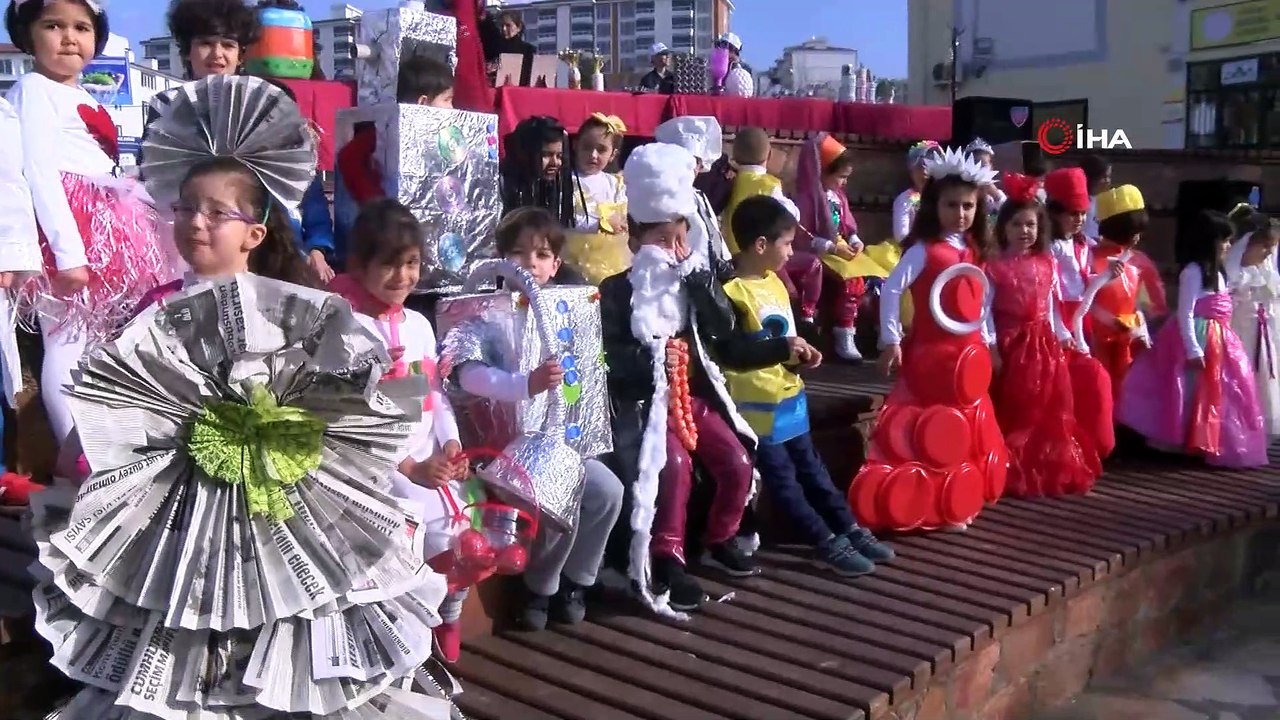 Anaokulu öğrencileri atık malzemelerden yaptıkları kostümlerle podyuma  çıktı - Dailymotion Video
