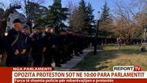 Report TV - Protesta e opozitës, forca të shumta policie rrethojnë parlamentin, pamjet