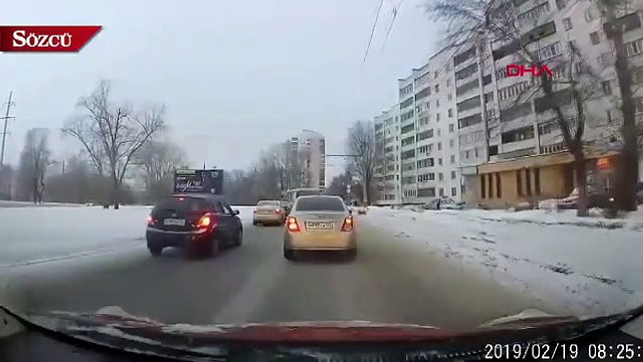 Karşıya geçemeyen köpek için trafiği durdurdu