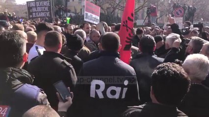 Tải video: Pa Koment - Mijëra protestues grumbullohen para Parlamentit - Top Channel Albania