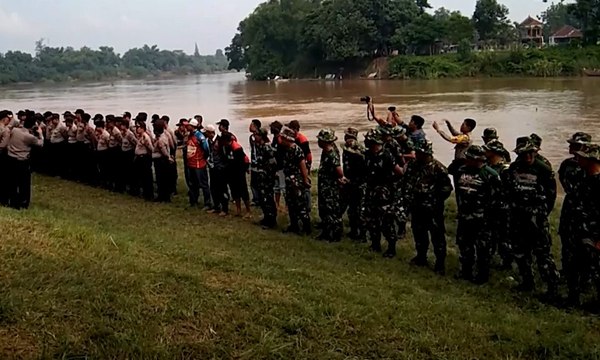 Bersihkan Bengawan Solo di Hari Peduli Sampah Nasional