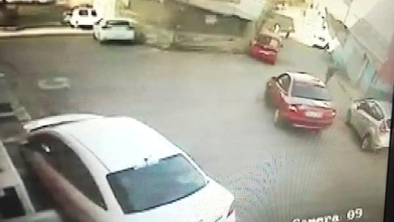 İstanbul - - Üsküdar'da Korkunç Kaza: Otomobil ile Duvar Arasında Sıkıştı