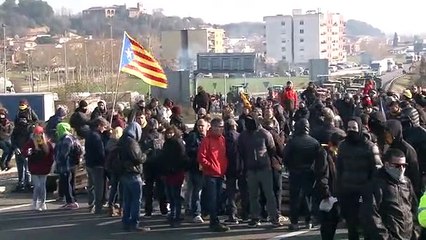 Els Mossos carreguen per desallotjar els manifestants a l'AP-7 a Medinyà (21-F)