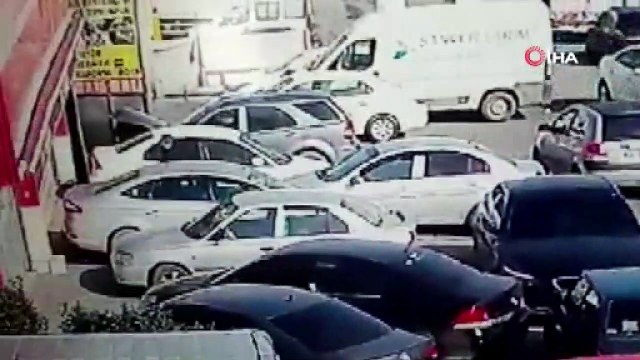 Esenyurt'ta halk otobüsü oto tamirciye daldı