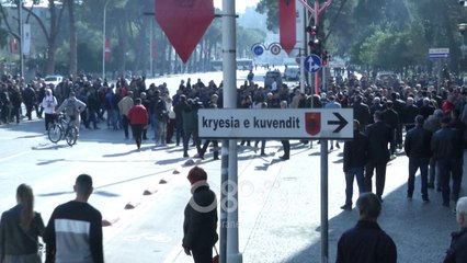 Download Video: Ora News - Pas parlamentit protesta zhvendoset drejt kryesisë, momenti i marshimit