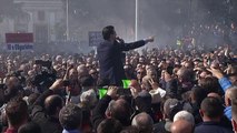 Protesta zhvendoset në Kryesinë e Kuvendit, Basha: Na ndiqni të dorëzojmë mandatet