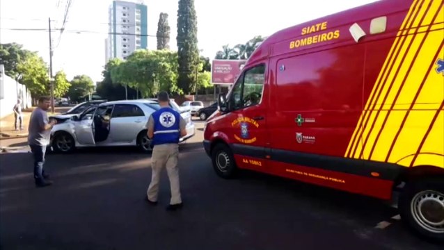 Forte batida entre veículos deixa mulher ferida no Centro
