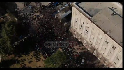 Pamjet me dron, protesta zhvendoset te Kryesia, deputetët dorëzojnë mandatet