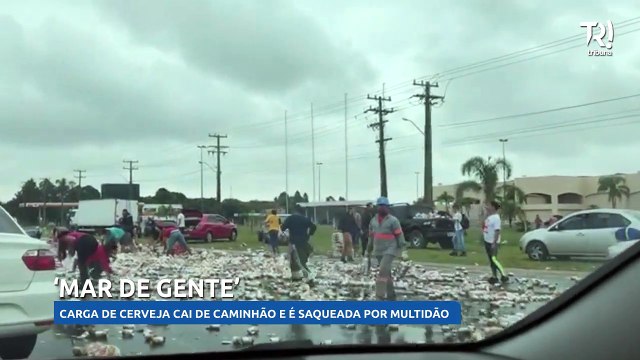 Cerveja cai de caminhão e ‘mar de gente’ saqueia carga