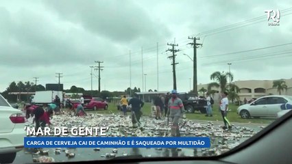 Cerveja cai de caminhão e ‘mar de gente’ saqueia carga