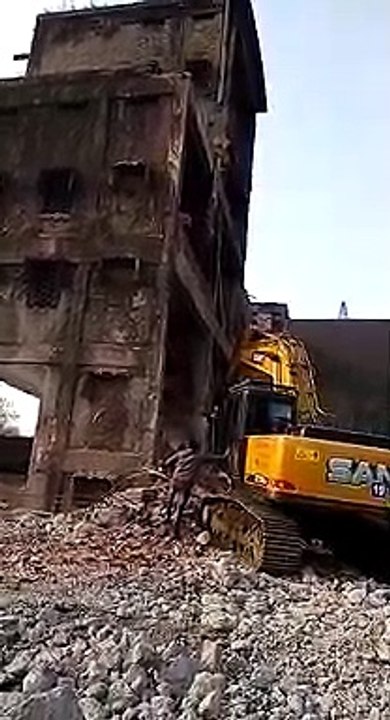 Luck moment at the braking buildings constructi...