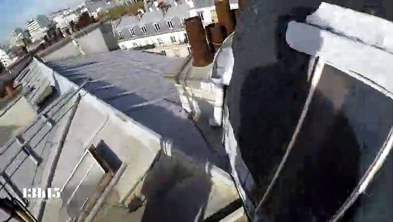 Quand un "explorateur urbain" visite les toits de Montmartre en défiant les lois de la gravitation universelle