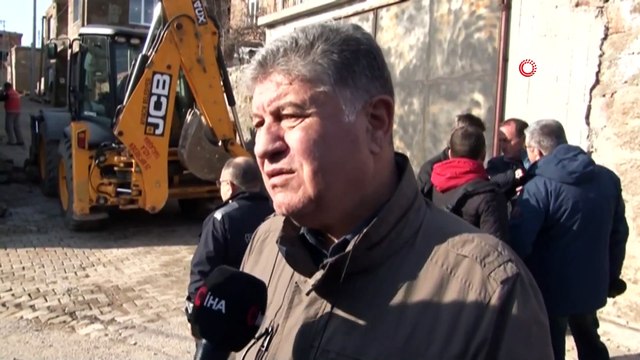 Ayvacık'taki Depremde Hasar Gören Binaların Yıkımına Devam Ediliyor