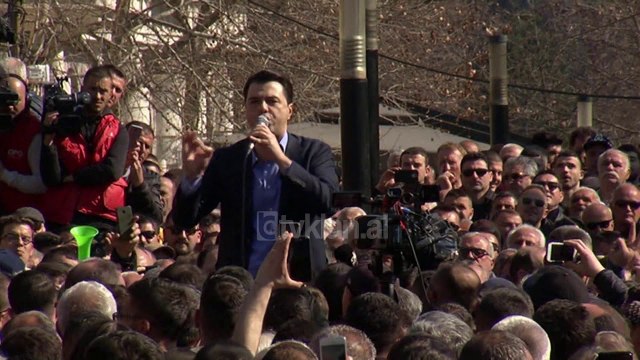 Protesta, opozita dorëzon mandatet