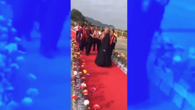 Une nonne bouddhiste tourne 150 fois sur elle-même pour bénir un temple et ... Vomit sur le tapis rouge
