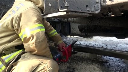 Télécharger la video: Bariyere çarpan tır trafiği aksattı - İSTANBUL