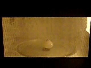 Balle de ping-pong dans un micro-onde