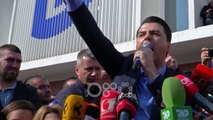 Ora News - Opozita dorëzon mandatet dhe proteston: Rama ik! Basha: Kyçëm parlamentin e krimit
