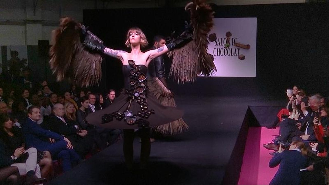 Video: Brüksel'de mankenler çikolata kıyafetleriyle podyumda