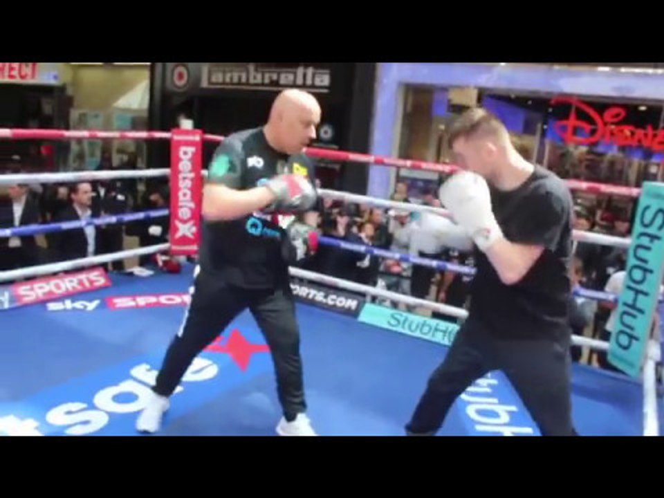 GO ON FUNTIME! - FRANKIE GAVIN SHOWS OFF HIS PAD WORK AS HE AIMS TO TAME 'THE LION' RENALD GARRIDO